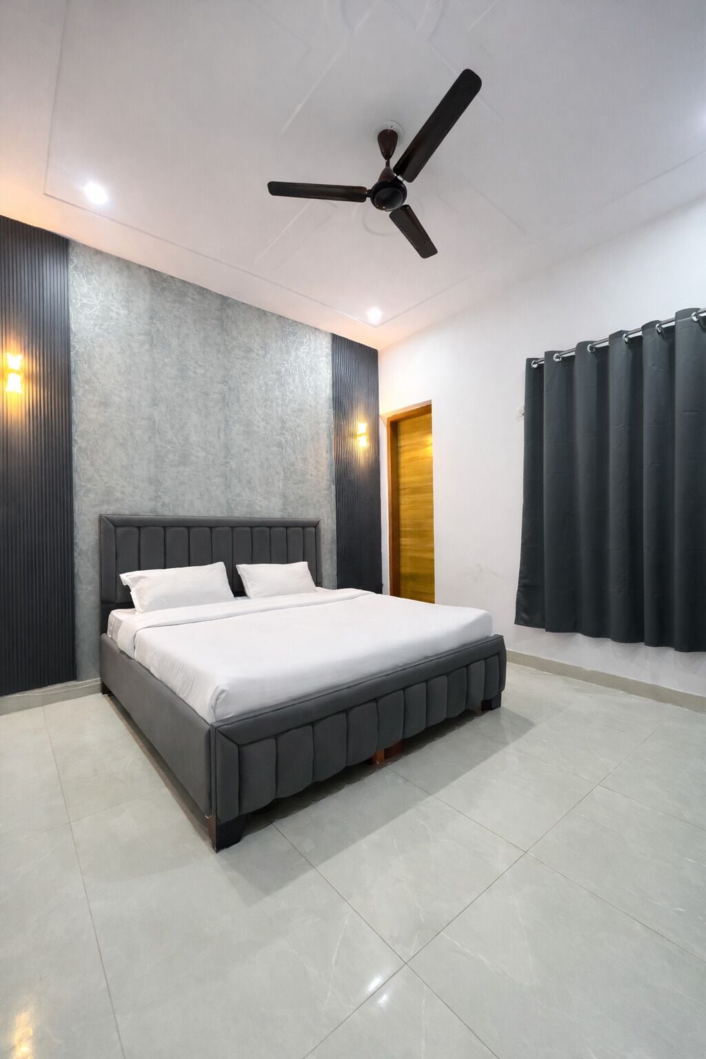 Căn hộ Premium | Khu vực làm việc phù hợp cho laptop, màn/rèm cản sáng 