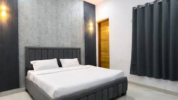 Căn hộ Premium | Khu vực làm việc phù hợp cho laptop, màn/rèm cản sáng