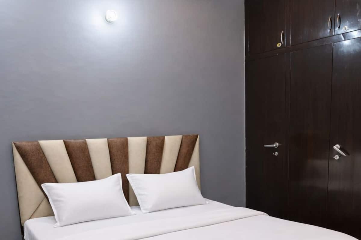 2 BHK Spacious Flat 2 | Laptop workspace, blackout drapes, iron/ironing board, free WiFi