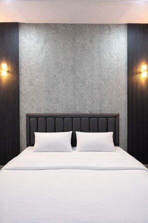 Premium bedding, individually furnished, laptop workspace - Book N Go (Noida)
