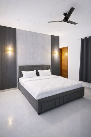 Apartemen Mewah, balkon, pemandangan kota | Tirai kedap cahaya, setrika/meja setrika, dan Wi-Fi gratis