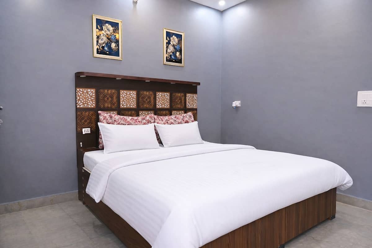 2 BHK Premium Flat | Laptop workspace, blackout drapes, iron/ironing board, free WiFi