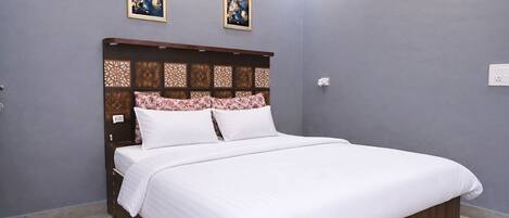 2 BHK Premium Flat | Laptop workspace, blackout drapes, iron/ironing board, free WiFi