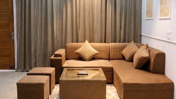 Apartamento de lujo, balcón, vistas a la ciudad | Zona de estar