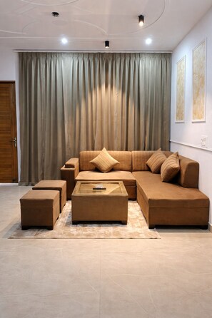 Apartamento de lujo, balcón, vistas a la ciudad | Zona de estar