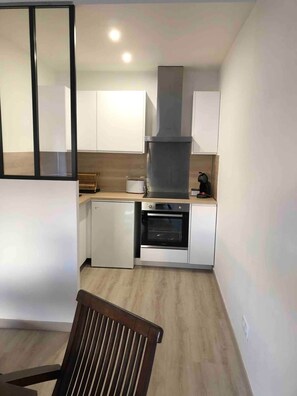 Fridge, microwave, oven, stovetop - Pleasant seaside apartment (Collioure)