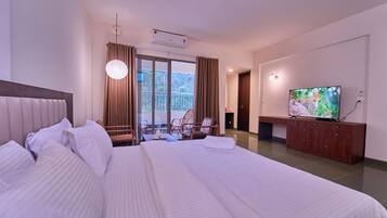 Habitación triple Premium, 1 cama Queen size, balcón, vista a la montaña | Escritorio, espacio para trabajar con laptop y wifi gratis