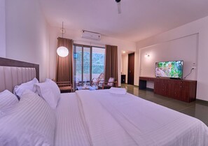 Habitación triple Premium, 1 cama Queen size, balcón, vista a la montaña | Escritorio, espacio para trabajar con laptop y wifi gratis