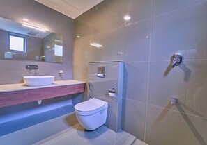 Habitación triple Deluxe, 1 cama Queen size, aire acondicionado, vista a la montaña | Baño | Regadera, toallas, jabón, shampoo