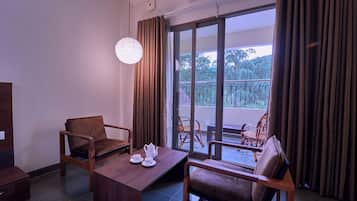 尊榮三人房, 1 張加大雙人床, 陽台, 山景 | 書桌、筆電工作空間、免費無線上網