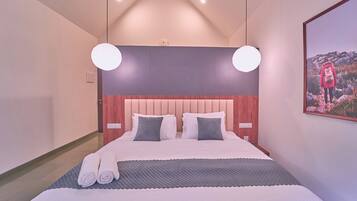 Deluxe Triple Room, 1 Queen Bed, Air conditioning, Mountain View | Desk, laptop workspace, free WiFi