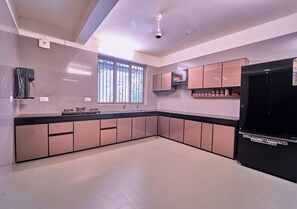 Shared kitchen facilities - Achutham Cottages Wayanad by VOYE HOMES (Vythiri)
