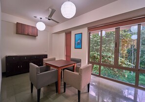 Dining room - Achutham Cottages Wayanad by VOYE HOMES (Wayanad)