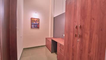 Deluxe-Dreibettzimmer, 1 Queen-Bett, Klimaanlage, Bergblick | Schreibtisch, laptopgeeigneter Arbeitsplatz, kostenloses WLAN