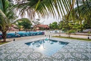 Una piscina al aire libre