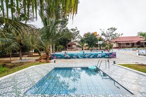 Hồ bơi ngoài trời 