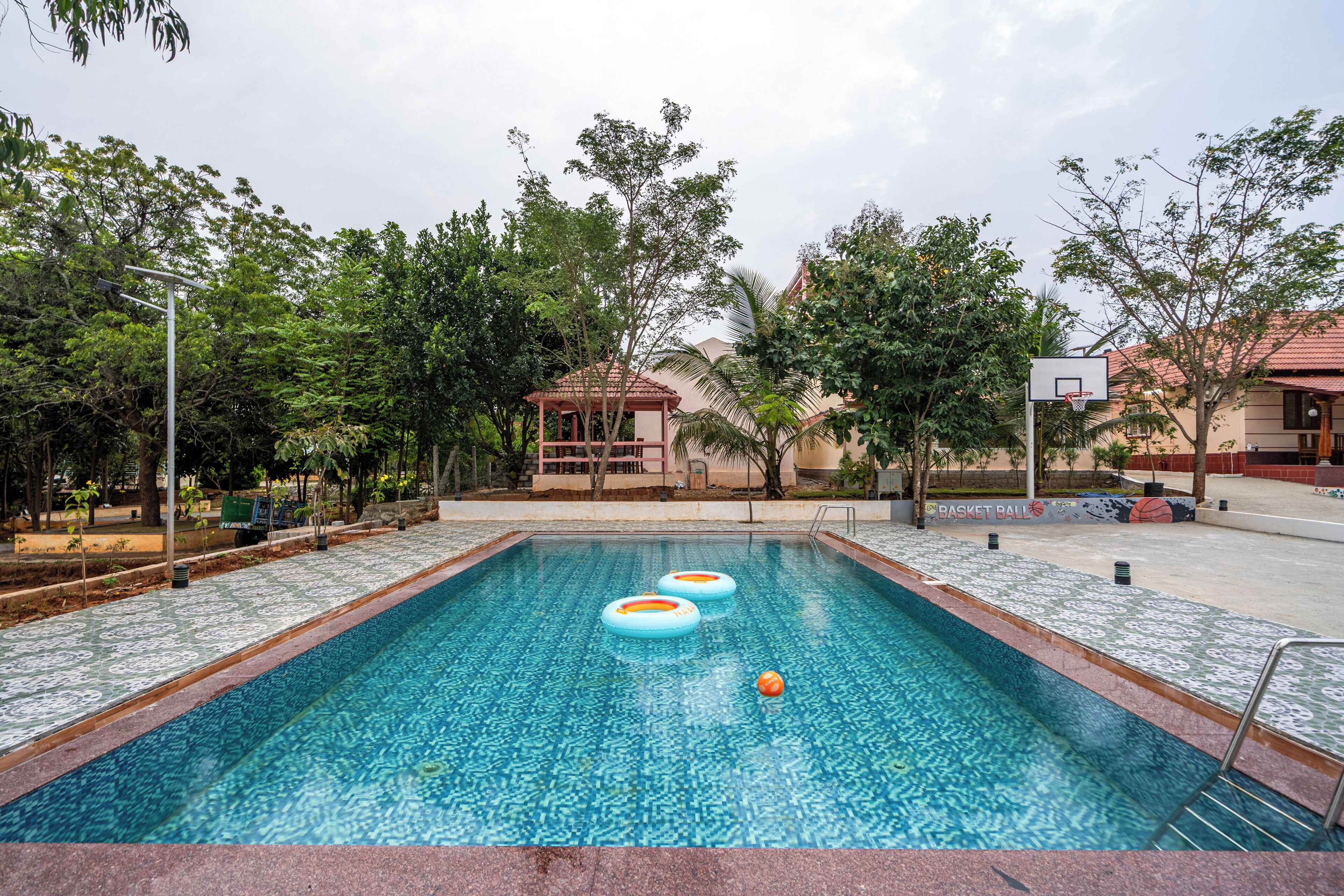 Una piscina al aire libre