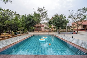 Una piscina al aire libre