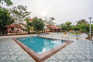 Una piscina al aire libre
