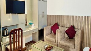 Una sala de estar moderna con un sofá, una mesa de centro, un televisor y un aparador.