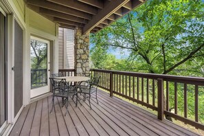 Outdoor dining - 2-bedroom Luxury StoneBridge Condo for 6, Peak Summer (Branson West)