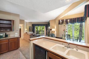 Interior - 2-bedroom Luxury StoneBridge Condo for 6, Peak Summer (Branson West)