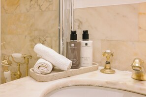 Rideaux occultants, fer et planche à repasser, Wi-Fi gratuit