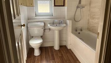 Bañera con ducha, secador de pelo, toallas, jabón