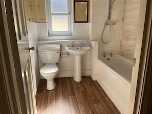 Ensemble douche/baignoire, sĂšche-cheveux, serviettes fournies, savon