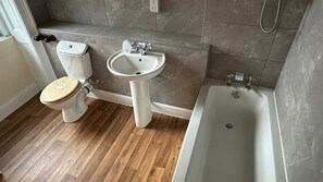 Combined shower/tub, hair dryer, towels, soap - Nenthall Country House Hotel (Nenthall)