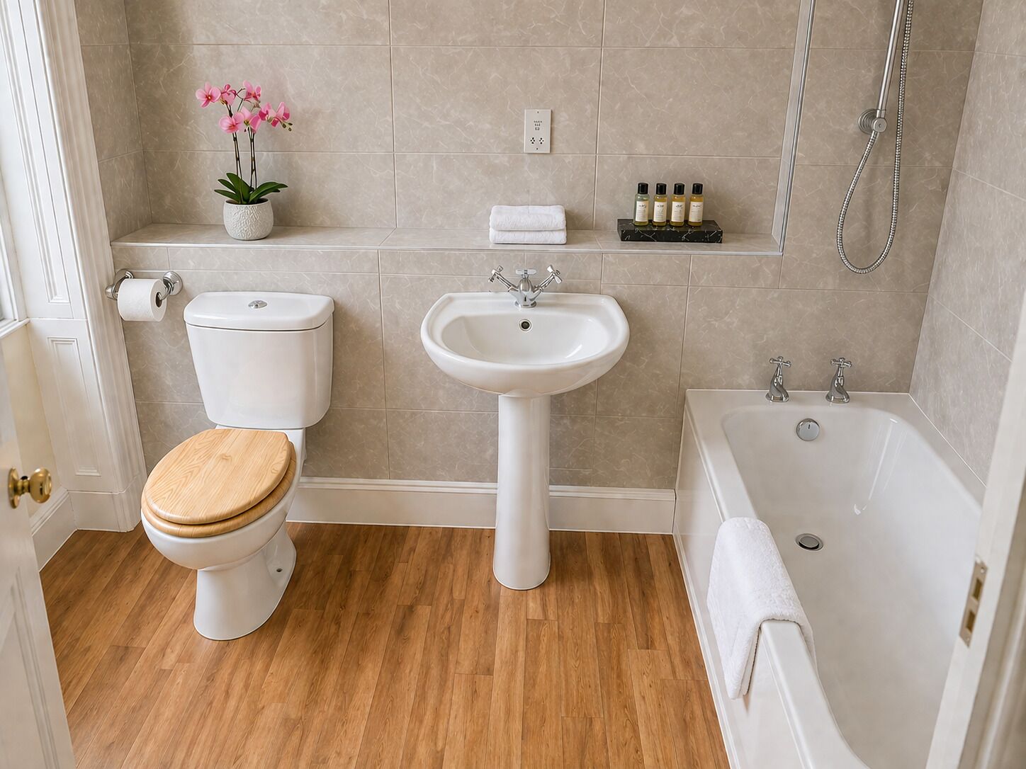 Un baño con inodoro, lavabo y bañera.
