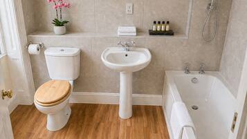 Un baño con inodoro, lavabo y bañera.