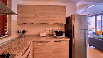 别墅, 阳台, 泳池景观 | 私人厨房