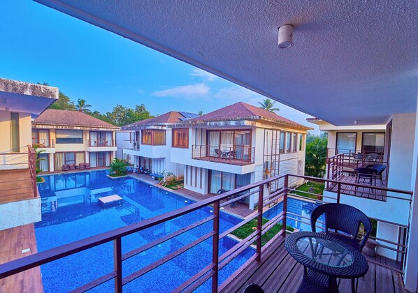 Villa, balkon, uitzicht op zwembad | Kameruitzicht