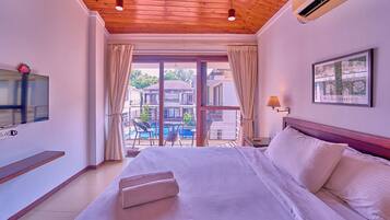 别墅, 阳台, 泳池景观 | 笔记本电脑工作区、熨斗/熨衣板、免费 WiFi