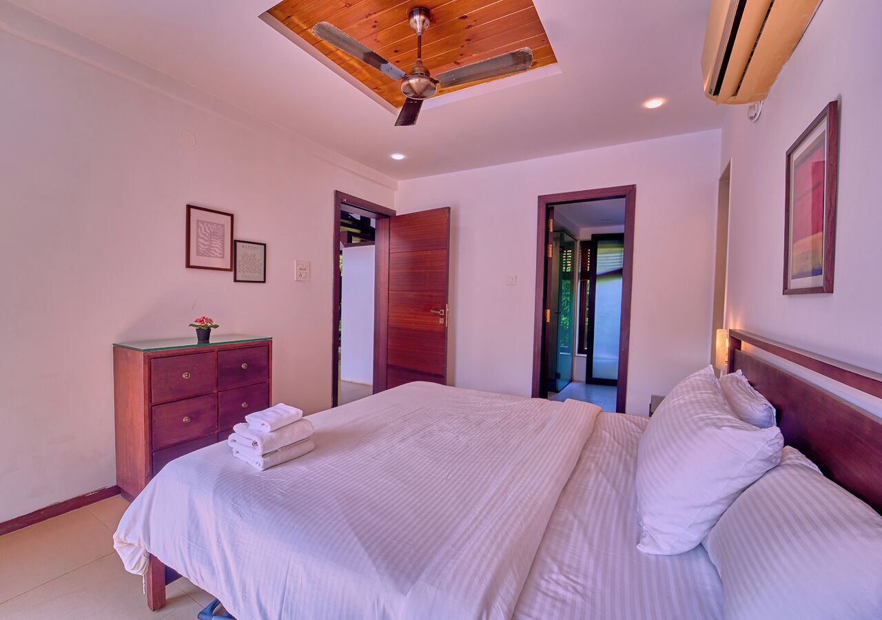 Biệt thự, ban công, quang cảnh hồ bơi | Khu vực làm việc phù hợp cho laptop, bàn ủi/dụng cụ ủi quần áo 