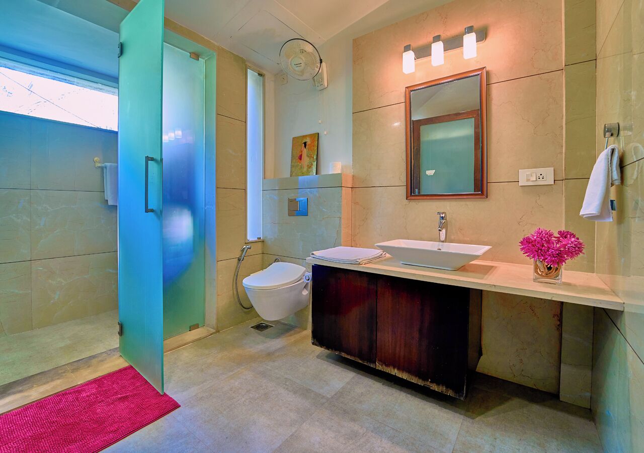 Villa, balcón, vistas a la piscina | Baño | Ducha, artículos de higiene personal gratuitos, toallas y jabón