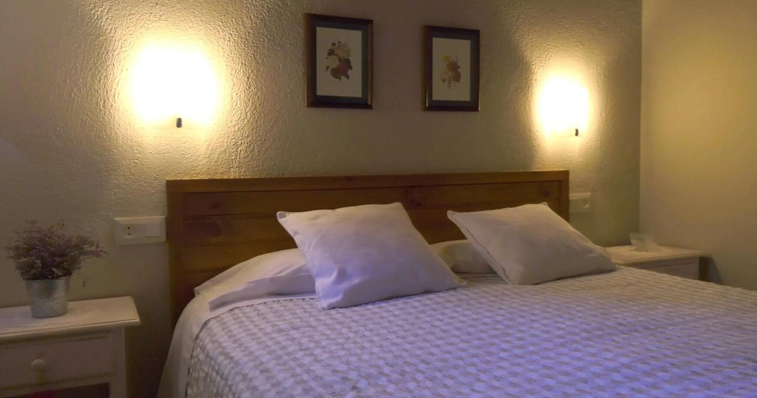 Tabla de planchar con plancha, wifi, ropa de cama