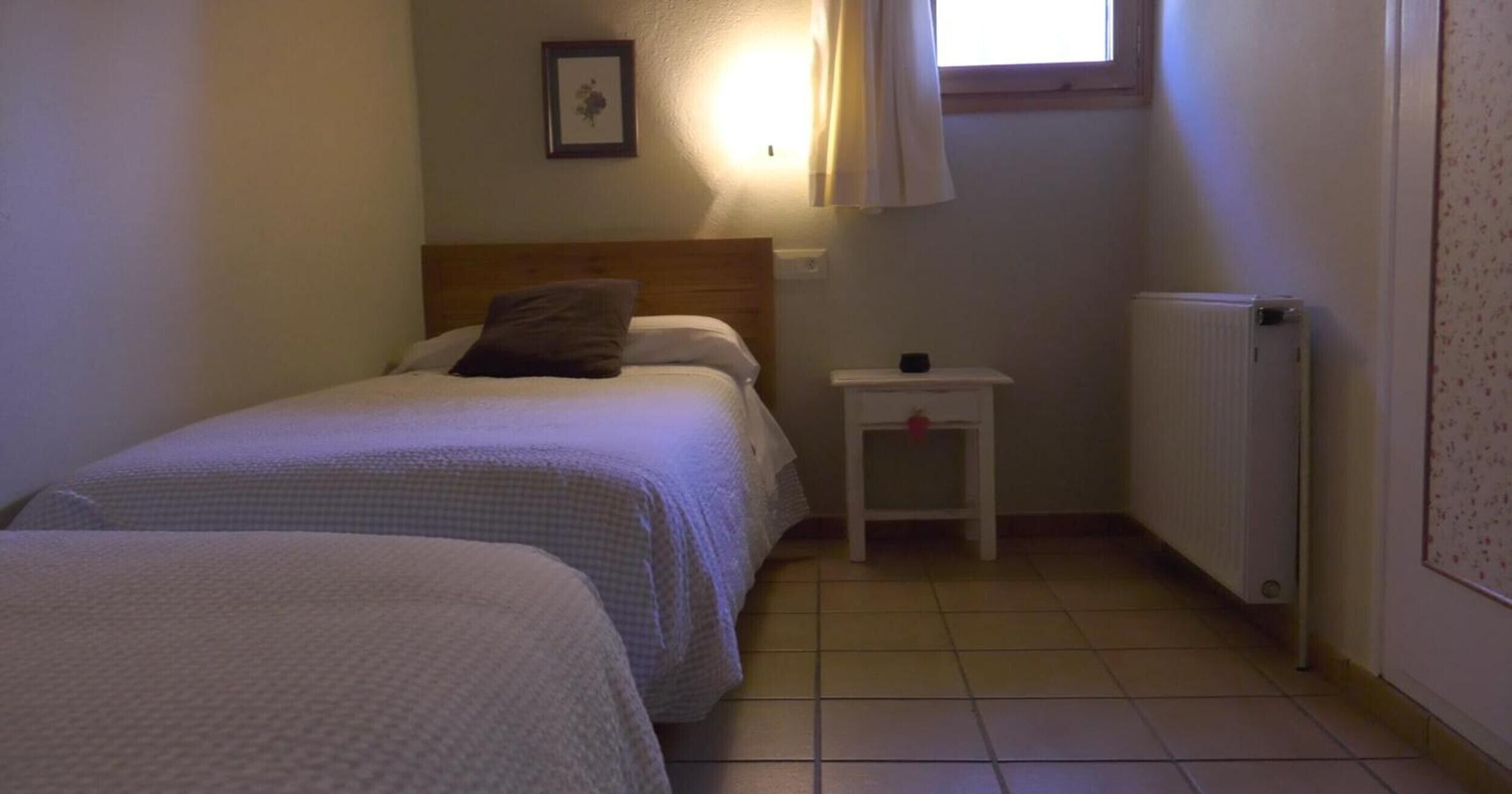 Tabla de planchar con plancha, wifi, ropa de cama