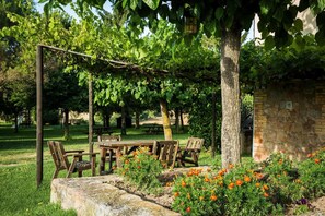 Outdoor dining - Rural Apartment El Corral 1 (Lladurs)