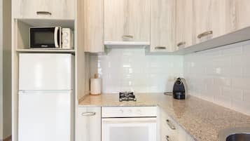 Geladeira, micro-ondas, cooktop, lava-louças