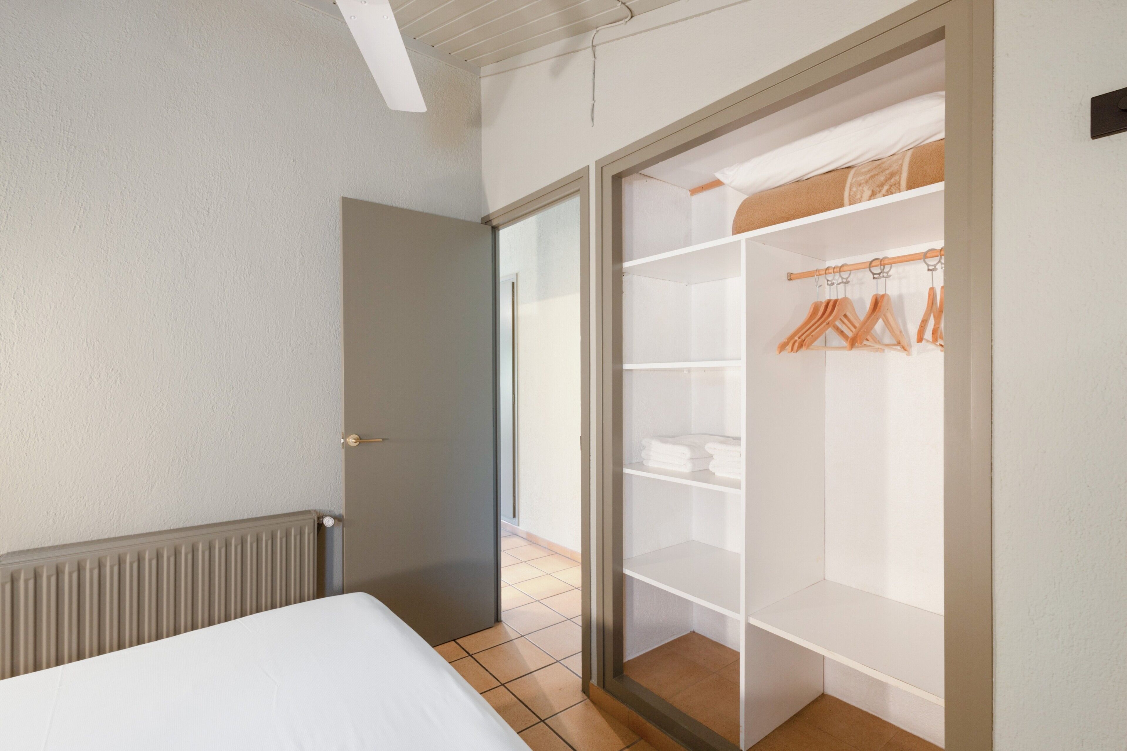 2 quartos, ferros/tábuas de passar roupa, Wi-Fi, roupa de cama