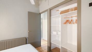 2 quartos, ferros/tábuas de passar roupa, Wi-Fi, roupa de cama