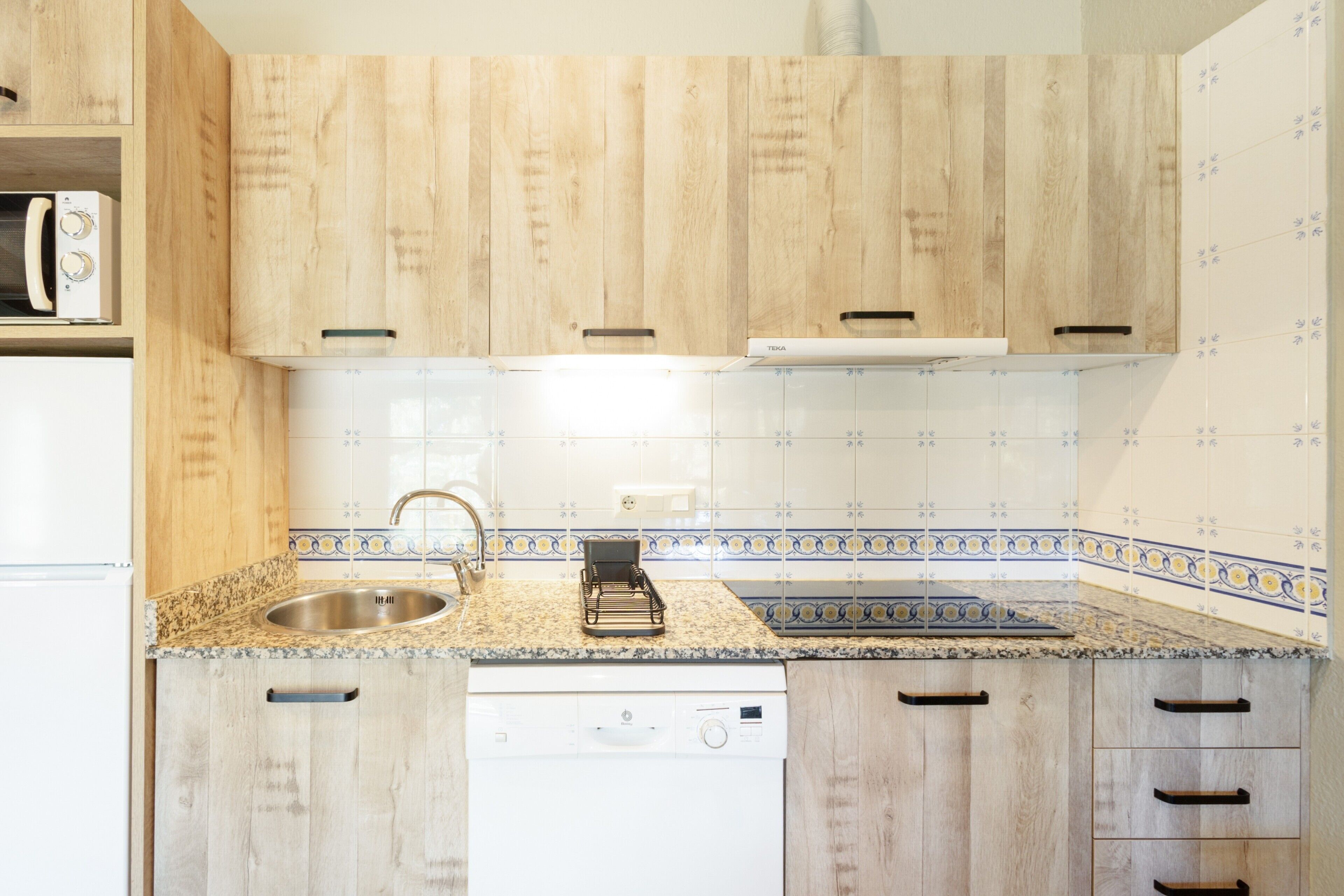 Geladeira, micro-ondas, cooktop, lava-louças