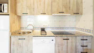Geladeira, micro-ondas, cooktop, lava-louças