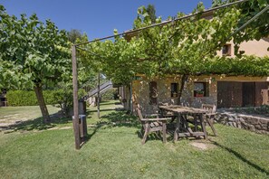 Outdoor dining - Rural Apartment El Corral (Lladurs)