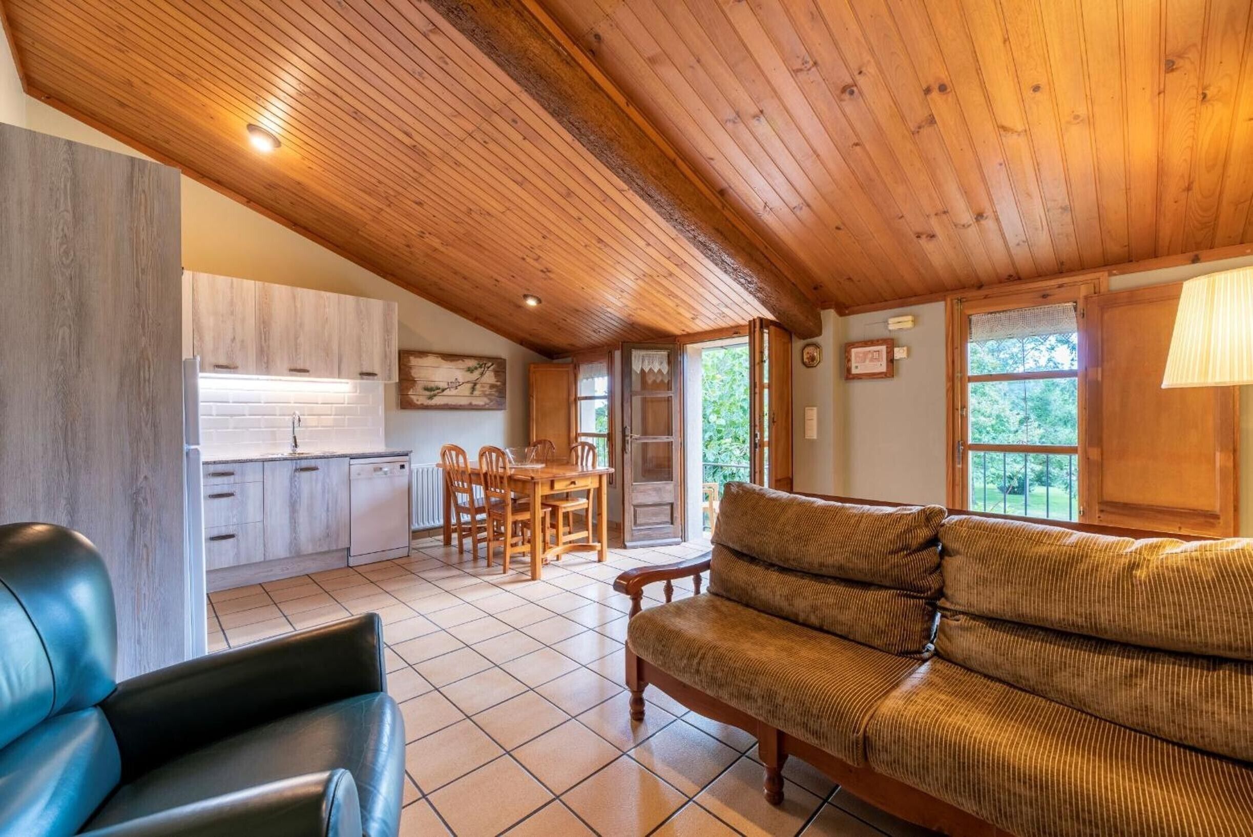 Tv, eldstad, dvd-spelare och ett bordtennisbord