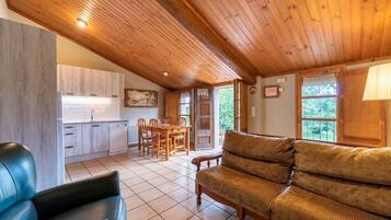 Tv, eldstad, dvd-spelare och ett bordtennisbord