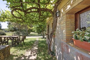 Outdoor dining - Rural Apartment El Corral (Lladurs)