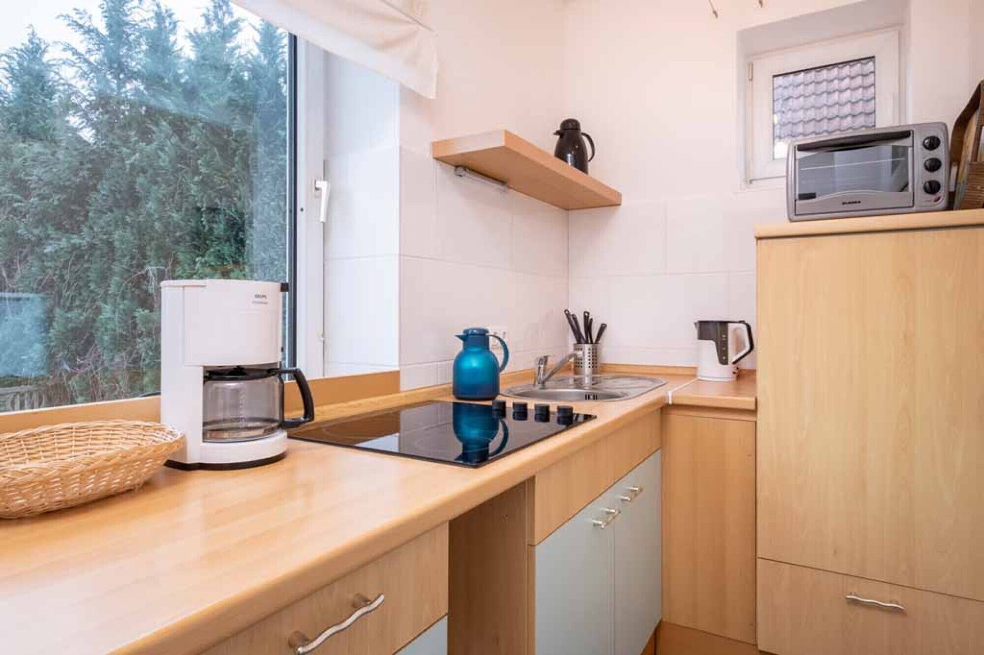 Kühlschrank, Ofen, Herdplatte, Wasserkocher mit Kaffee-/Teezubehör
